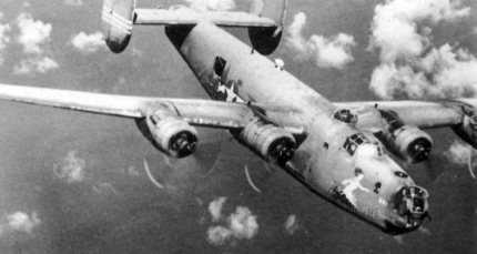 Un B-24J n/s 42-109951, bautizado como Madame Pele y perteneciente al 30º Grupo de Bombardeo de la 7ª Fuerza Aérea de la USAAF en una misión sobre el Pacífico. Esta versión fue la más construida y como rasgo más definido, poseía torreta defensiva de accionamiento hidráulico en proa, como aquí puede observarse.