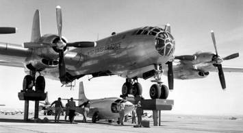 Configuración prevuelo del X-1 en la panza del avión nodriza, B-29 Superfortress