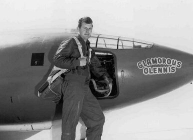 Chuck Yeager posa delante de su pequeño Bell X-1 "Glamorous Glennis". Él y su esposa estaban a punto de entrar en la historia de la aviación