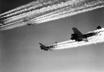 Fortalezas Volantes B-17 dejan estelas de condensación a su paso mientras vuelan hacia su objetivo